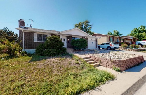 Dupont House | Denver Remodeled 2 King Beds Large yard Upper Unit