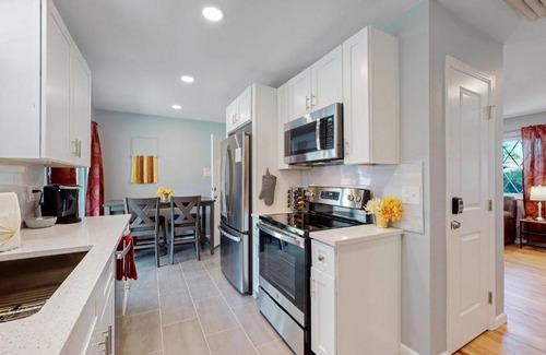 Dupont House | Denver Remodeled 2 King Beds Large yard Upper Unit