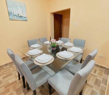 Puerto Baquerizo Moreno Apartment | Departamento en San Cristóbal a 5 minutos del malecón, con 2 habitaciones, 4 camas, sala de estar, área de comedor, cocina equipada y excelente ubicación - Marysol - Galápagos Home