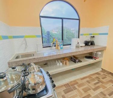 Puerto Baquerizo Moreno Apartment | Departamento en San Cristóbal a 5 minutos del malecón, con 2 habitaciones, 4 camas, sala de estar, área de comedor, cocina equipada y excelente ubicación - Marysol - Galápagos Home