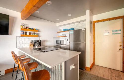 Historic District Apartment | Der Steiermark 108 - Cozy King Studio Off Main St & Peak 9 with AC, Balcony, Shared Hot Tub & Free Parking