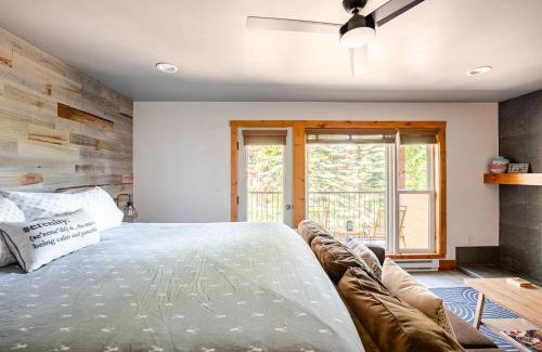 Historic District Apartment | Der Steiermark 108 - Cozy King Studio Off Main St & Peak 9 with AC, Balcony, Shared Hot Tub & Free Parking