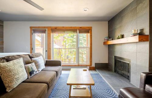 Historic District Apartment | Der Steiermark 108 - Cozy King Studio Off Main St & Peak 9 with AC, Balcony, Shared Hot Tub & Free Parking