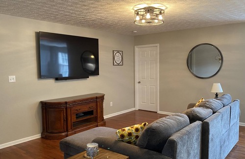 Buechel House | Derby City - 25 minutes from Churchill Downs