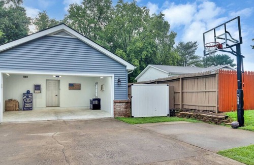 Jeffersonville House | +Derby Home-HOT TUB, Barrel Sauna, Firepit, PETS+