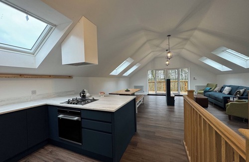 Farley Cabin | Derwent; woodland lodge for 6 with hot tub, BBQ, near Alton Towers.