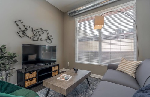 Downtown Des Moines Apartment | Des Moines Designer 1BD 1BA Downtown Apartment