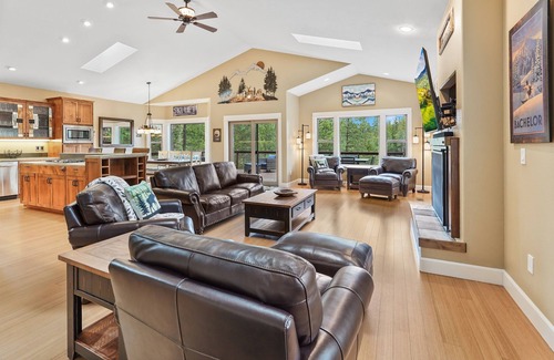 Sunriver Cabin | Deschutes River Home | Game Room + Kayaks
