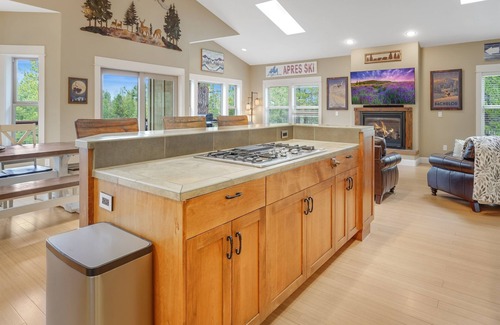Sunriver Cabin | Deschutes River Home | Game Room + Kayaks