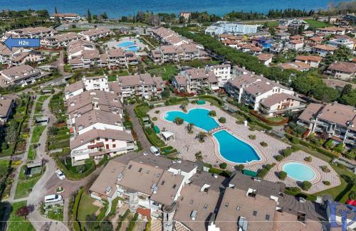 Desenzano del Garda House | DesenzanoLoft Official Partner Homes & Villas by Marriott Bonvoy - H2o inside green residence with 3 pools