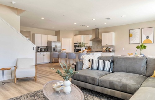 Coachella Cottage | Desert Eden by Avantstay 6BR w/Ensuite Backyard Oasis w/Pool & Hot Tub!
