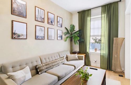 West Town Apartment | Desert Mirage 2BR Patio & Free Parking