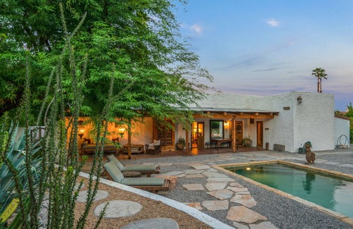 Magnesia Falls Cove House | Desert Oasis with Rustic Elegance