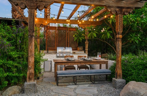 Magnesia Falls Cove House | Desert Oasis with Rustic Elegance