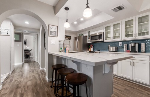 North Mountain Condo | Desert retreat, 3 pools, free parking, PAC MAN, Sleeps 8, Pickleball, Internet