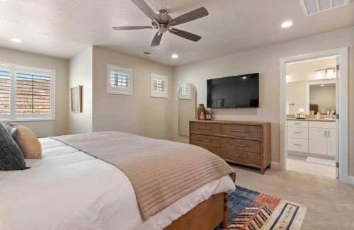 Washington House | Desert Retreat with Fire Pit, Pool, and Hot tub