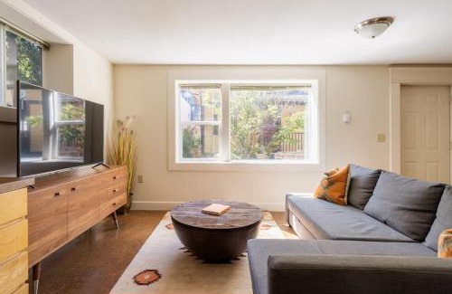 Belmont House | Desert Vibe 1BR in SE PDX - Local Bars & Food