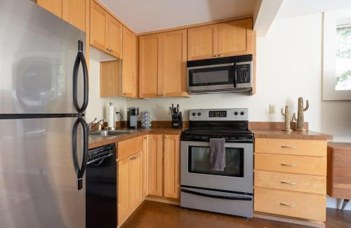 Belmont House | Desert Vibe 1BR in SE PDX - Local Bars & Food