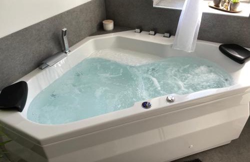 Oberdorla Apartment | Design-Apartment mit Whirlpool & Kino