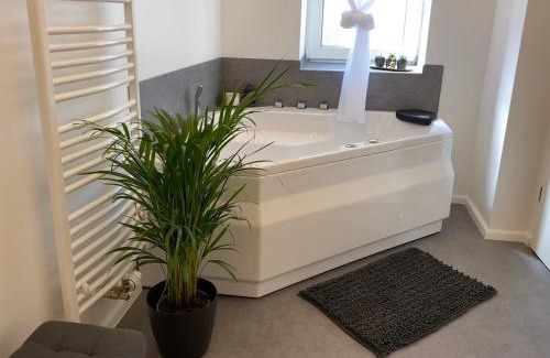 Oberdorla Apartment | Design-Apartment mit Whirlpool & Kino