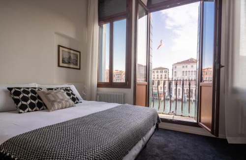 San Polo Apartment | Design Apartment with Balcony on the Grand Canal R&R