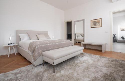 San Polo Apartment | Design Apartment with Balcony on the Grand Canal R&R