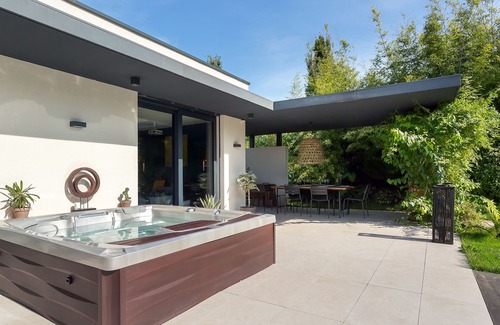 Saint-Cyr-au-Mont-d'Or Villa | Design house in a tropical garden