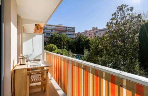 Vallauris Apartment | Design loft Studio climatisé parking et piscine