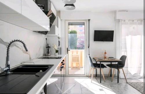 Vallauris Apartment | Design loft Studio climatisé parking et piscine