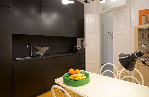 Lordelo do Ouro e Massarelos Apartment | Design + vintage bedroom with riverview. r/C + basement