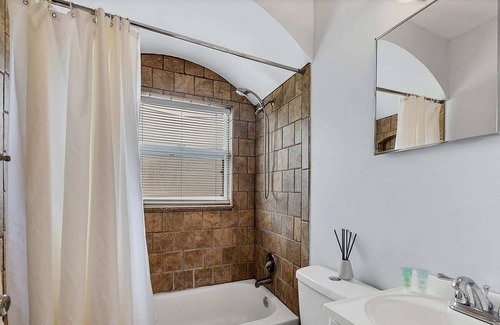 Virginia Park Apartment | Designed 1BR with Garden in Tampa Virginia Park