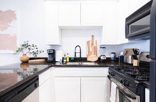 Village Apartment | Designer 1 bed 5 min to Old Town Dogs Welcome