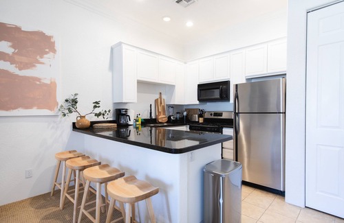 Village Apartment | Designer 1 bed 5 min to Old Town Dogs Welcome