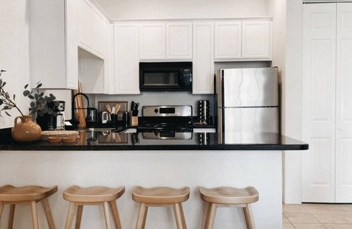 Village Apartment | Designer 1 bed 5 min to Old Town Dogs Welcome