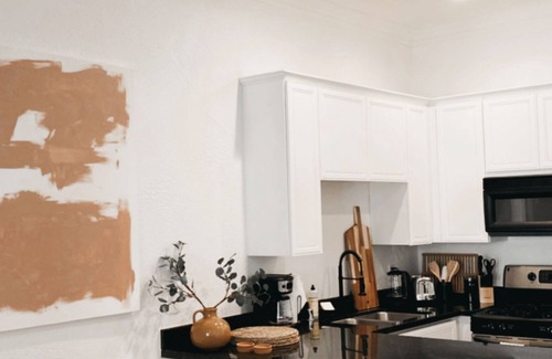 Village Apartment | Designer 1 bed 5 min to Old Town Dogs Welcome
