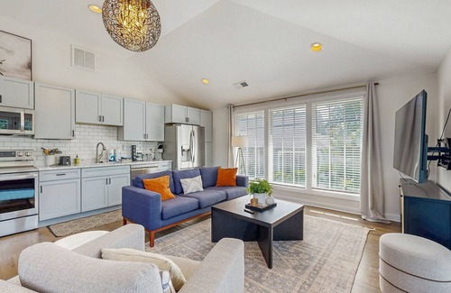 Belmont - Hillsboro Apartment | Designer 12 South gem - full kitchen & central AC - steps to shops & dining