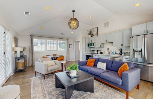 Belmont - Hillsboro Apartment | Designer 12 South gem - full kitchen & central AC - steps to shops & dining