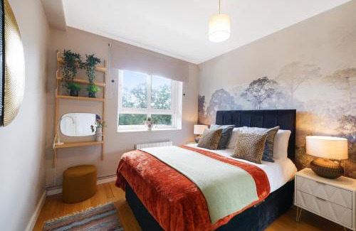 Abbey Road Apartment | Designer 2 bedroom Flat in London-Balcony-Sleeps 6