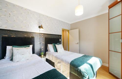 Abbey Road Apartment | Designer 2 bedroom Flat in London-Balcony-Sleeps 6