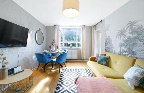 Abbey Road Apartment | Designer 2 bedroom Flat in London-Balcony-Sleeps 6