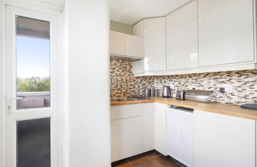 Abbey Road Apartment | Designer 2 bedroom Flat in London-Balcony-Sleeps 6