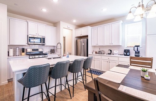 Raisin House | Designer 3.5 Bedroom, 2023 Built Home in Fresno near the Airport & Clovis