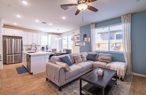 Raisin House | Designer 3.5 Bedroom, 2023 Built Home in Fresno near the Airport & Clovis