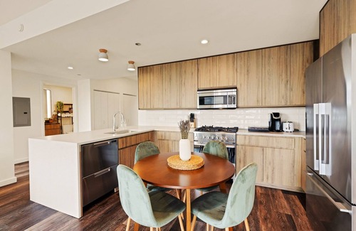 River West Apartment | Designer 3BR Penthouse l Private Patio l Rooftop l Gym l 5-Star Location