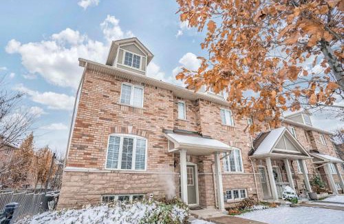 Streetsville Villa | Designer 4BR Executive Townhome w/Parking