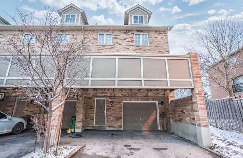 Streetsville Villa | Designer 4BR Executive Townhome w/Parking