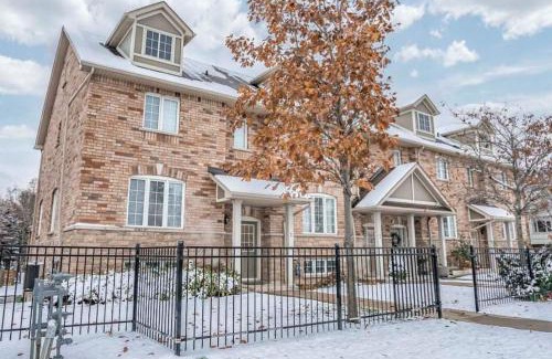 Streetsville Villa | Designer 4BR Executive Townhome w/Parking