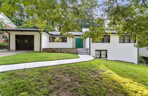 Atlanta House | Designer 5 Bedroom with Backyard Downtown ATL
