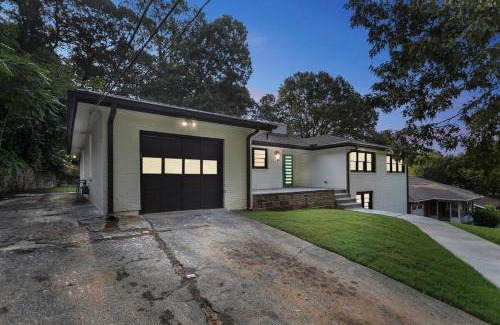 Atlanta House | Designer 5 Bedroom with Backyard Downtown ATL