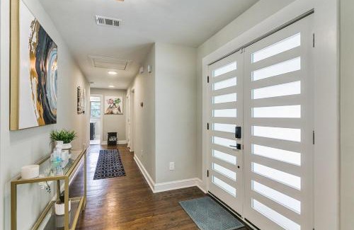Atlanta House | Designer 5 Bedroom with Backyard Downtown ATL